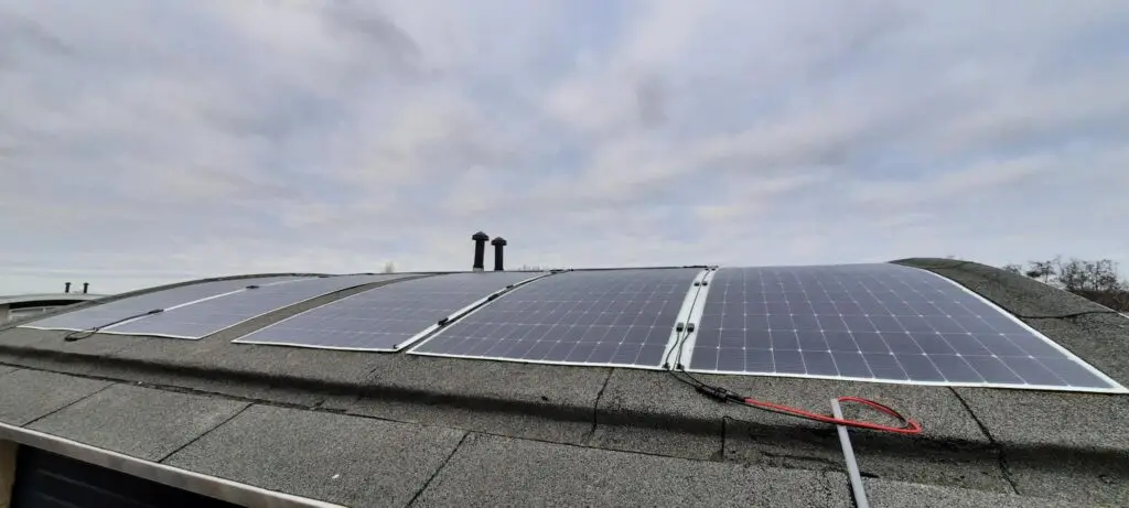 Flexibele zonnepanelen op een dak met dakbedekking