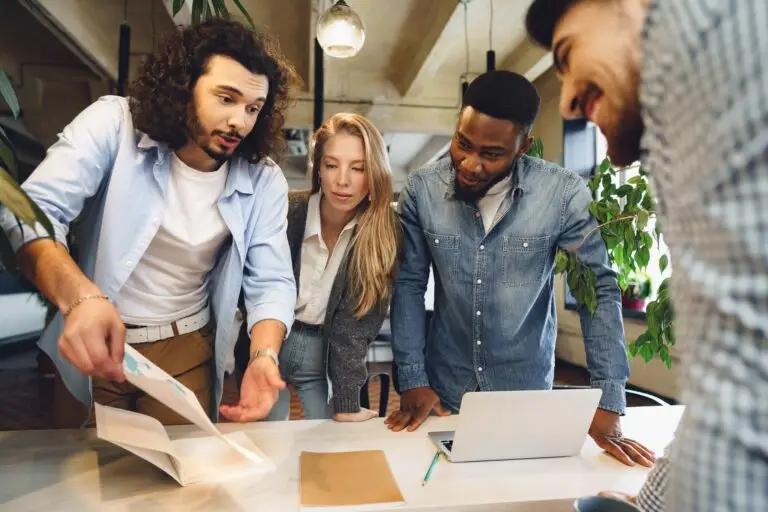 Meerder personen werken aan een project rondom een tafel